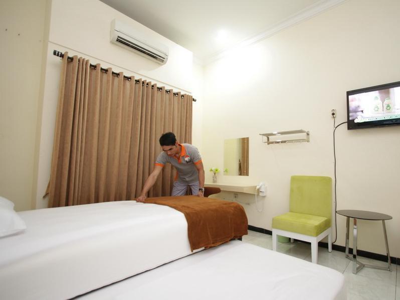 Cabin Hotel Sutomo Yogyakarta Exterior photo